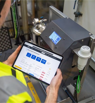 RecondOil Monitoring System (ROMS) dashboard tableten a ROBX3100 mellett